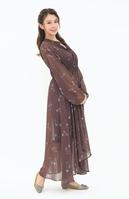 　笑顔でポーズを決める結城モエ（撮影・堀内翔）