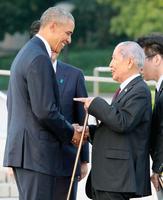 　２０１６年５月、広島市の平和記念公園で、オバマ米大統領（左）と握手する坪井直さん