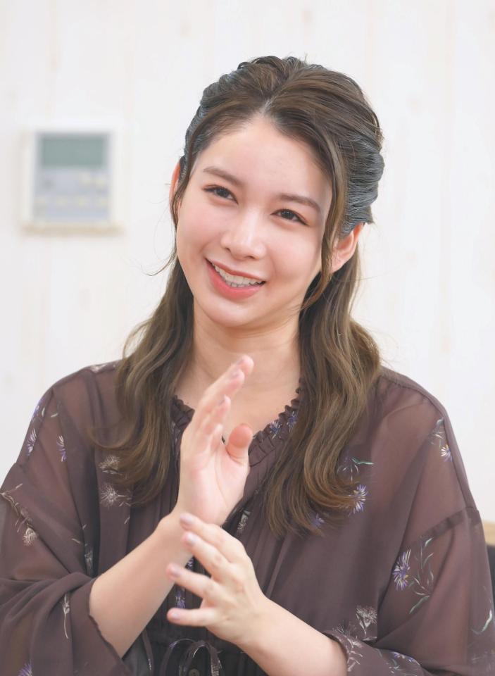 　出身地の福岡や慶大での思い出を語る結城モエ＝東京・南青山（撮影・堀内翔）