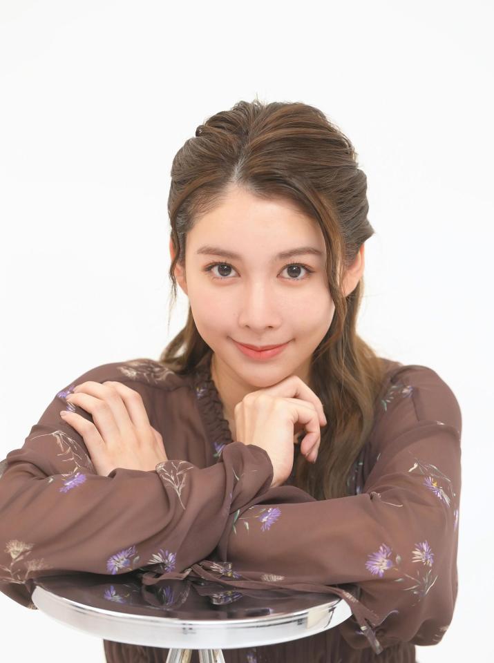 　つぶらな瞳でカメラを見つめる結城モエ＝東京・南青山（撮影・堀内翔）