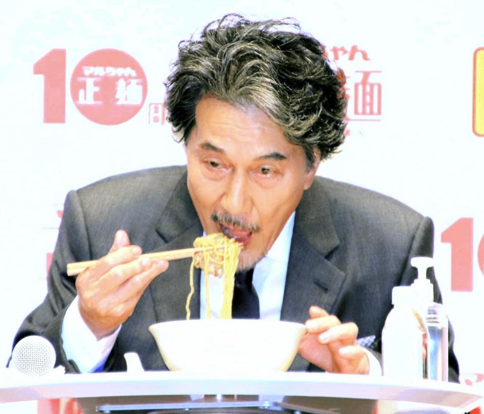 　「マルちゃん正麺」を試食する役所広司＝東京・東銀座