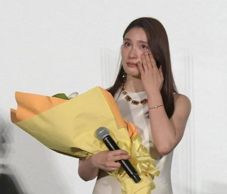 モデルとなった学校の生徒から花束のサプライズプレゼントに涙する土屋太鳳＝ユナイテッドシネマ豊洲（撮影・三好信也）