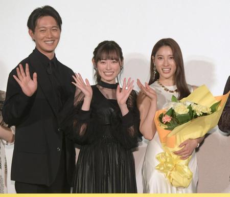笑顔で手を振る（左から）工藤阿須加、福原遥、土屋太鳳＝ユナイテッドシネマ豊洲（撮影・三好信也）