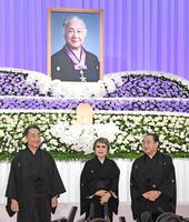 　坂田藤十郎さんの祭壇の前で取材に応じる（左から）中村扇雀、扇千景、中村鴈治郎＝都内のホテル（撮影・棚橋慶太）