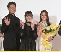 笑顔で手を振る（左から）工藤阿須加、福原遥、土屋太鳳＝ユナイテッドシネマ豊洲（撮影・三好信也）