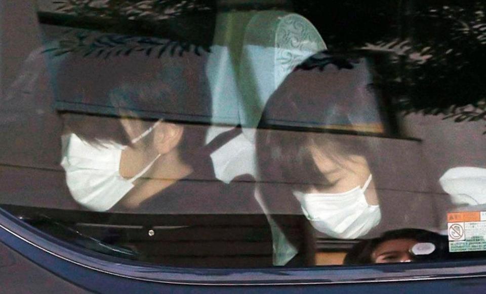 　１０月２８日、東京都品川区の鮫洲運転免許試験場に入る小室眞子さん（右）と夫の圭さん