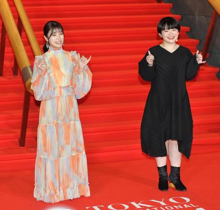 第３４回東京国際映画祭のレッドカーペットに登場した美山加恋（左）と富田望生＝東京・有楽町の東京国際フォーラム（撮影・伊藤笙子）