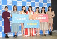 「グラビアネクスト２０２１」表彰式（左から）中崎絵梨奈、大貫彩香、準グランプリの清水ひなさん、グランプリの檸檬、ゆきさん、豊田ルナ、新海まき＝東京・代々木（撮影・堀内翔）