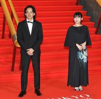 第３４回東京国際映画祭のレッドカーペットに登場した池松壮亮（左）と伊藤沙莉＝東京・有楽町の東京国際フォーラム（撮影・伊藤笙子）