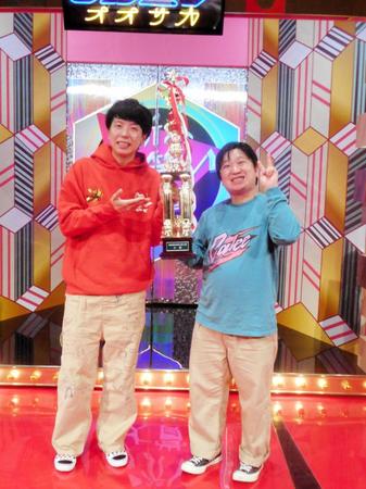 「ＮＨＫ新人お笑い大賞」を制したニッポンの社長の辻（左）とケツ＝ＮＨＫ大阪ホール