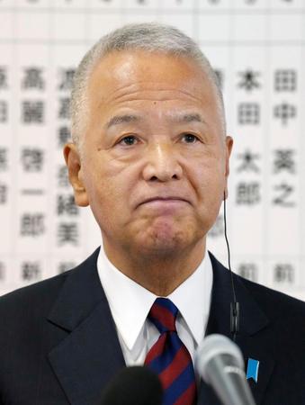 テレビ局のインタビューで厳しい表情を見せる自民党の甘利幹事長＝東京・永田町の党本部