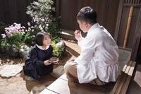 御菓子司「たちばな」の縁側で兄の算太（濱田岳）と遊ぶ安子（網本唯舞葵）