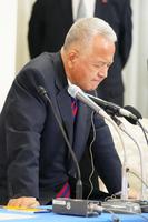 　険しい表情で質問に答える甘利明幹事長（代表撮影）