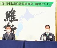 　会見する日本維新の会の松井一郎代表（左）と吉村洋文副代表＝大阪市内