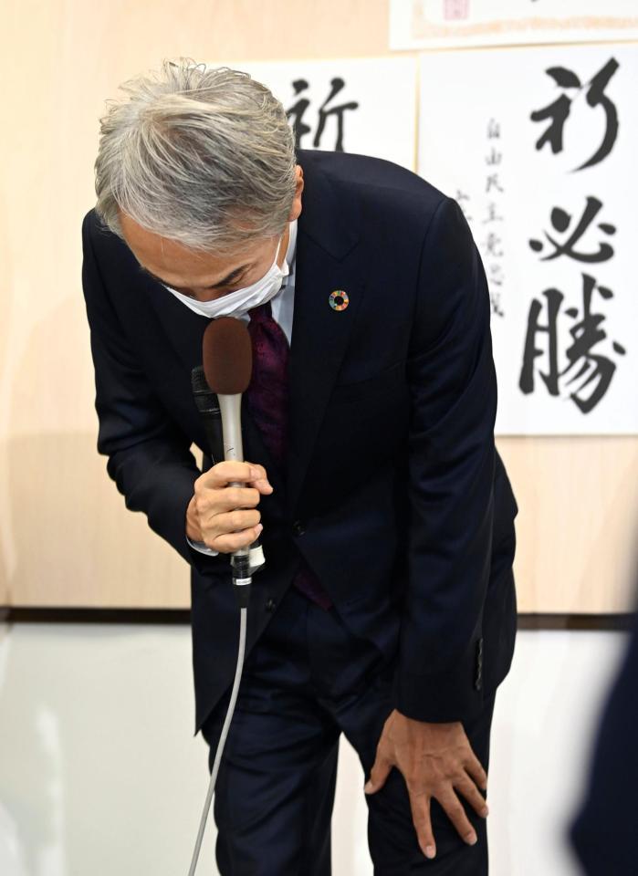 東京８区で敗北し、支持者らに頭を下げる自民党の石原伸晃元幹事長