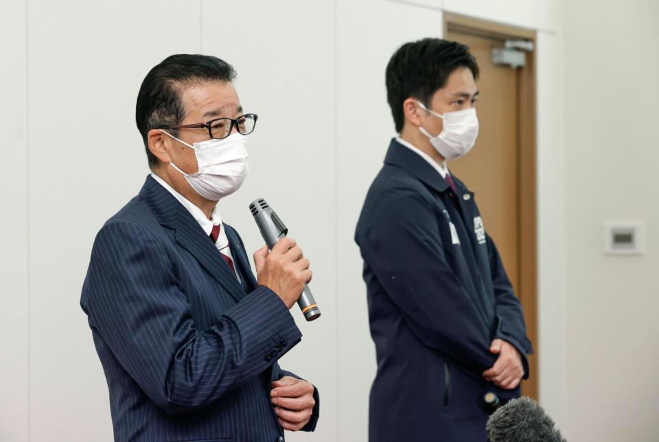 　「大阪都市計画局」の発足式を終え、取材に応じる（左から）松井一郎大阪市長と吉村洋文大阪府知事＝大阪府咲洲庁舎