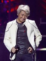 　金髪姿で笑顔を見せる近藤真彦