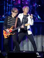 ジャニーズ事務所退所後、初のコンサートで熱唱する近藤真彦。左は野村義男