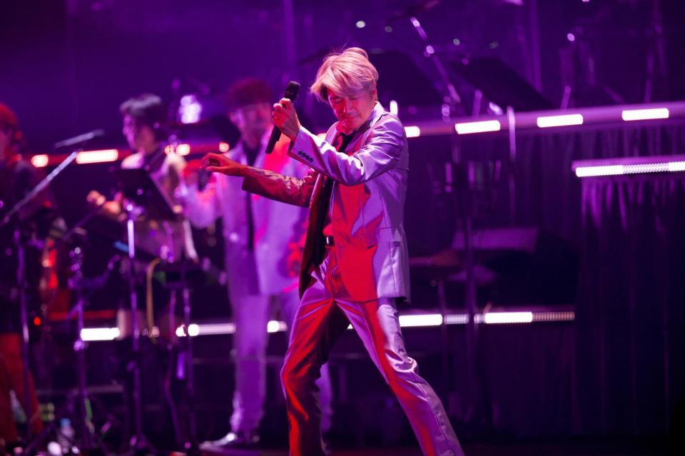 ジャニーズ事務所を退所後初のコンサートで熱唱する近藤真彦＝都内