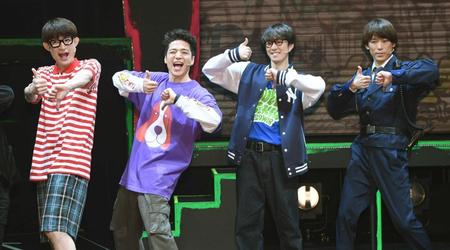 　舞台への意気込みを見せるふぉ～ゆ～の（左から）松崎祐介、福田悠太、辰巳雄大、越岡裕貴（撮影・金田祐二）