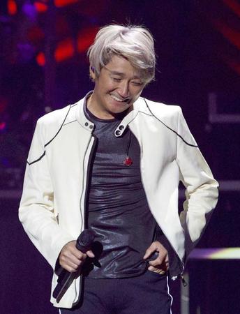 　金髪姿で笑顔を見せる近藤真彦