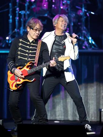 　ジャニーズ事務所退所後、初のコンサートで熱唱する近藤真彦。左は野村義男