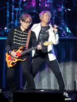 　ジャニーズ事務所退所後、初のコンサートで熱唱する近藤真彦。左は野村義男