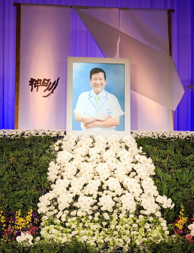 神田川俊郎さんお別れの会の祭壇＝大阪市内