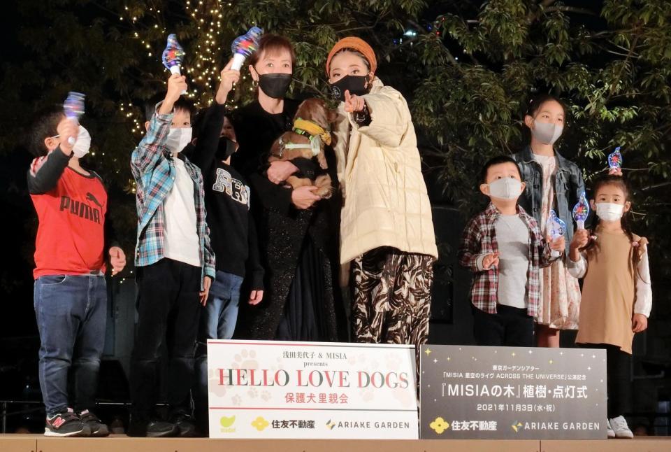 　植樹・点灯式に出席したＭＩＳＩＡ（中央右）と浅田美代子（同左）