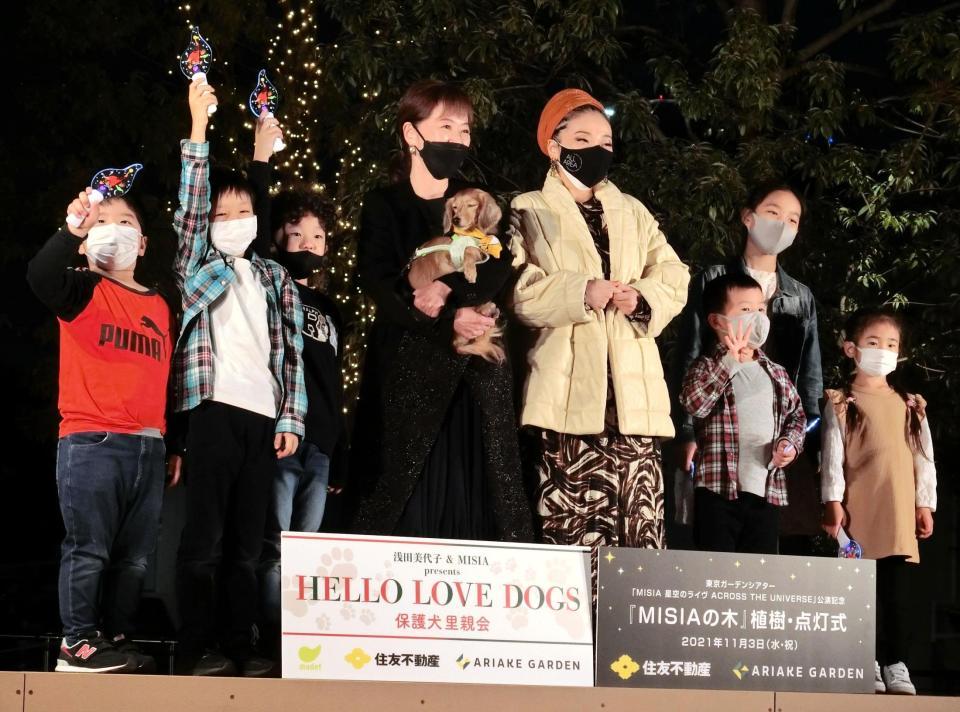 　植樹・点灯式に出席したＭＩＳＩＡ（中央右）と浅田美代子（同左）