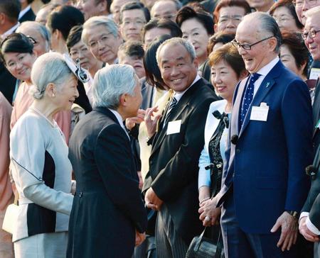 　２０１３年１０月、秋の園遊会で上皇ご夫妻と歓談する長嶋氏（右端）