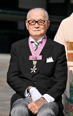 　文化勲章の親授式を終え、記念写真に納まる長嶋茂雄氏＝宮殿・東庭（代表撮影）