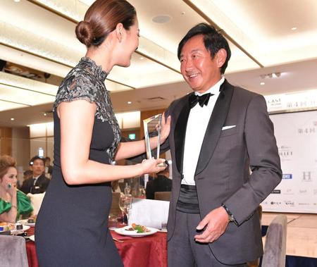 表彰後に石田純一に声を掛けるすみれ（左）＝東京・アニヴェルセル表参道（撮影・出月俊成）