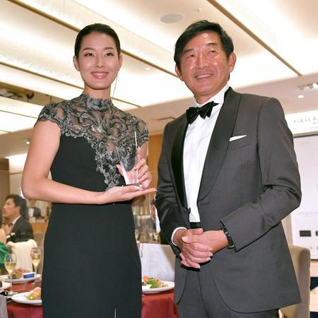 石田純一（右）と並んで笑顔を見せるすみれ＝東京・アニヴェルセル表参道（撮影・出月俊成）
