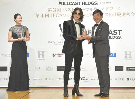 ＲＯＬＡＮＤにクリスタルを授与した石田純一（右）。左はすみれ＝東京・アニヴェルセル表参道（撮影・出月俊成）