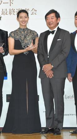 石田純一（右）と並んで笑顔を見せるすみれ＝東京・アニヴェルセル表参道（撮影・出月俊成）