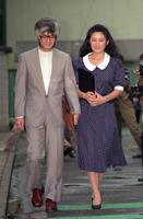 結婚前の秋篠宮妃紀子さまと自宅近くを歩く父親の川嶋辰彦さん＝１９８９年８月、東京・目白