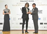 ＲＯＬＡＮＤにクリスタルを授与した石田純一（右）。左はすみれ＝東京・アニヴェルセル表参道（撮影・出月俊成）