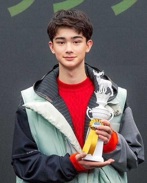 メンズノンノｇｐに１５歳の栄莉弥さん 最年少で頂点 たくさん成長できるように 芸能 デイリースポーツ Online