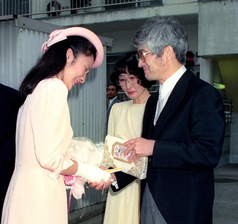 結婚の儀当日の朝、父親の川嶋辰彦さん、母親の和代さんに別れのあいさつをされる秋篠宮妃紀子さま＝１９９０年６月２９日、東京・目白