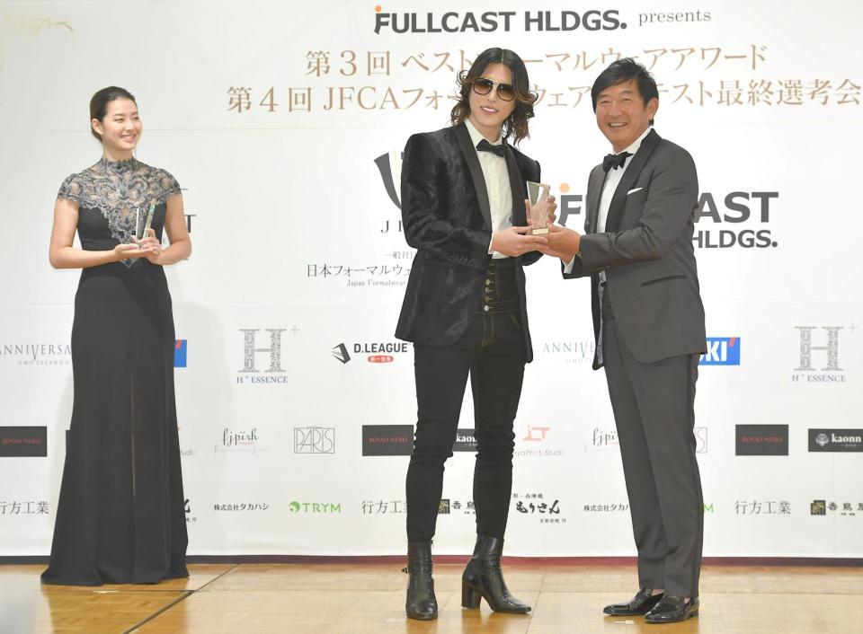 ＲＯＬＡＮＤにクリスタルを授与した石田純一（右）。左はすみれ＝東京・アニヴェルセル表参道（撮影・出月俊成）