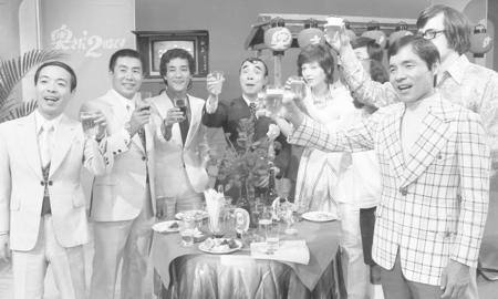 　横山ノックさんの芸能界復帰パーティー。左から、コメディＮｏ．１の坂田利夫、前田五郎さん、上岡龍太郎、横山ノックさん、キャッシーら。右端は笑福亭仁鶴さん（右）＝１９７４年
