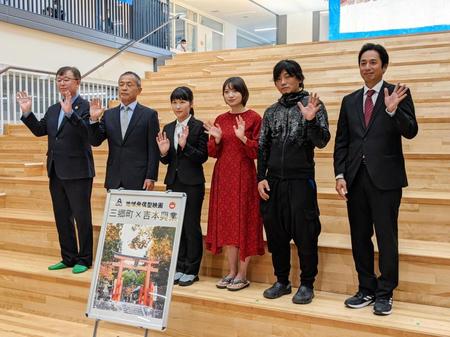 　映画「風の中のピアノ（仮題）」の製作発表に出席した（右から）チュートリアル・徳井義実、立川晋輔監督、太田夢莉、辻凪子、奈良県三郷中学・森本徹校長、奈良県三郷町・森宏範町長