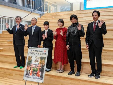 　映画「風の中のピアノ（仮題）」の製作発表に出席した（右から）チュートリアル・徳井義実、立川晋輔監督、太田夢莉、辻凪子、奈良県三郷中学・森本徹校長、奈良県三郷町・森宏範町長
