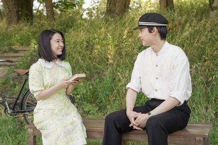 河川敷で稔（松村北斗）と話す安子（上白石萌音）