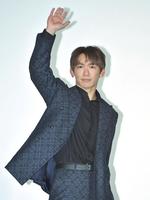 客席に手を振るＥＸＩＬＥ　ＮＡＯＴＯ＝東京・ユナイテッドシネマ豊洲（撮影・出月俊成）