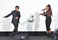 ダンスと歌で共演したＥＸＩＬＥ　ＮＡＯＴＯ（左）とＣｒｙｓｔａｌ　Ｋａｙ＝東京・ユナイテッドシネマ豊洲（撮影・出月俊成）