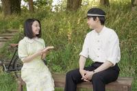 河川敷で稔（松村北斗）と話す安子（上白石萌音）