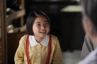 御菓子司「たちばな」で、兄・算太の話を聞く安子（網本唯舞葵）