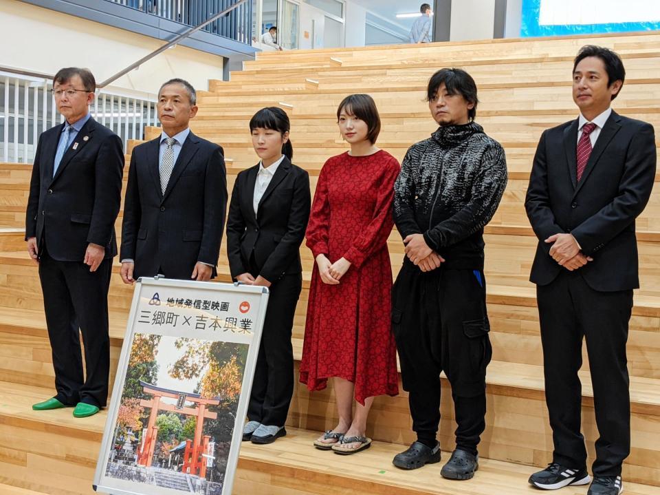 　映画「風の中のピアノ（仮題）」の製作発表に出席した（右から）チュートリアル・徳井義実、立川晋輔監督、太田夢莉、辻凪子、奈良県三郷中学・森本徹校長、奈良県三郷町・森宏範町長